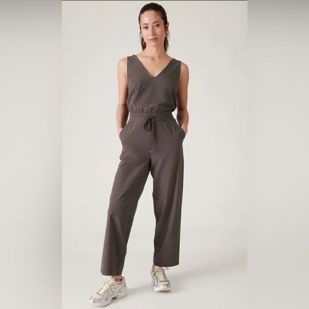 NWOT Athleta Sleeveless V-Neck Avenue Jumpsuit